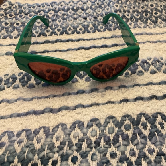 LE Specs Kelly Green sunglasses display picture 3